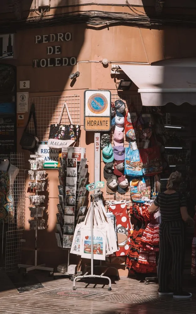 法國藥妝店挑選保養品畫面